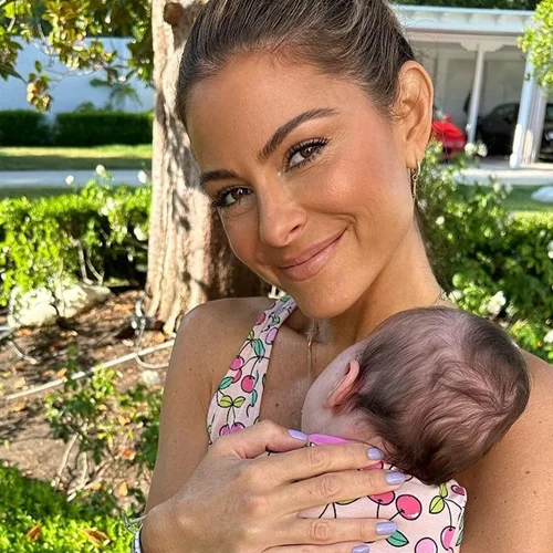 Μαρία Μενούνος | Η κόρη της έγινε 40 ημερών - Η φωτογραφία από την εκκλησία και η ευχή του ιερέα