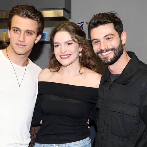 Reunion για τη "Μεταξία" και τον "Τζαννή" από τη "Μάγισσα" | Η κοινή εμφάνιση στην πρεμιέρα συμπρωταγωνιστή τους