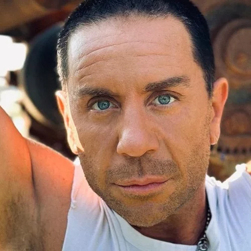 Κλειώ και Μανώλης Μαζωνάκης | Ο Γιώργος Μαζωνάκης μάς συστήνει τους γονείς του - Η υπέροχη φωτογραφία τους και η απίστευτη ομοιότητα με τη μητέρα του