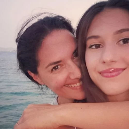 Νόνη Δούνια | Η πανέμορφη κόρη της έγινε 17 ετών - Η υπέροχη φωτογραφία τους στα social media και οι δημόσιες ευχές