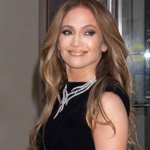 Το χρώμα μαλλιών που κάνει κάθε γυναίκα να δείχνει 10 χρόνια νεότερη