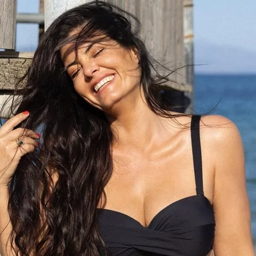 Ωδή στη φυσική ομορφιά | Η Μαρία Κορινθίου ποζάρει άβαφη, με λυτά τα μακριά της μαλλιά και οι followers της λένε πως θυμίζει κοριτσάκι