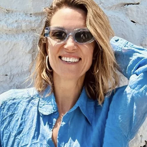 She's definitely a model | Η Βίκυ Καγιά ποζάρει με λευκό μπικίνι σε ερημική παραλία της Μυκόνου και εντυπωσιάζει με την καλλίγραμμη σιλουέτα της