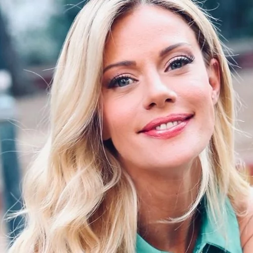 Η Ζέτα Μακρυπούλια στον γάμο του αδερφού της, Παναγιώτη Μακρυπούλια, 16 ολόκληρα χρόνια πριν | Το mini ροζ φόρεμα και τα ψηλοτάκουνα ασημί πέδιλα