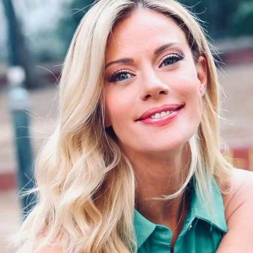 Η Ζέτα Μακρυπούλια ποζάρει στον φωτογραφικό φακό της Ρούλας Ρέβη με σέξι διάθεση