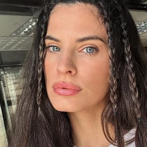 Η Χριστίνα Μπόμπα ξέρει πώς να απογειώνει ένα total black outfit με τον πιο έξυπνο και εύκολο τρόπο