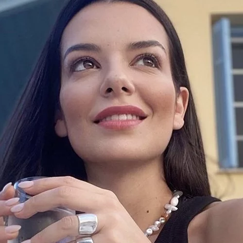 Η Νικολέττα Ράλλη πήγε πρώτη φορά στη θάλασσα χωρίς την κόρη της, Σόφη, και η αντίδρασή της τα "λέει" όλα