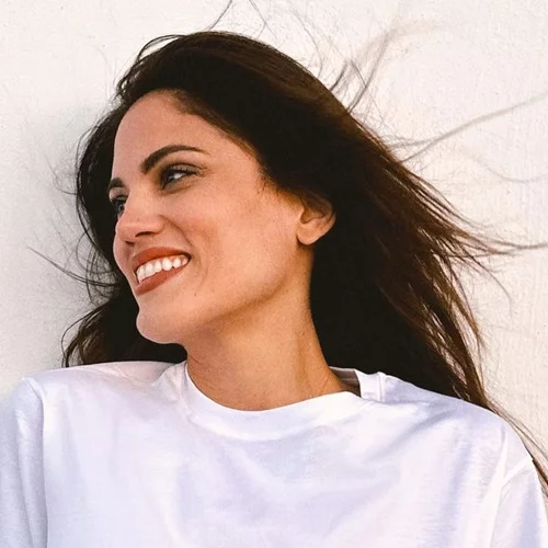 Goth Red | H Μαίρη Συνατσάκη με το πιο ανατρεπτικό μανικιούρ των γιορτών