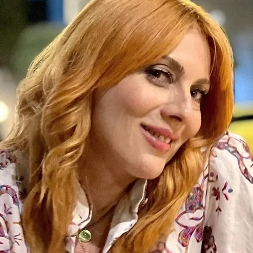 Η Σμαράγδα Καρύδη ποζάρει με μαύρο μπικίνι στο υπέροχο εξοχικό της σπίτι στην Αίγινα