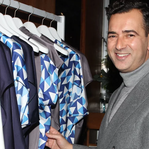 Άγγελος Μπράτης | Η πρωτότυπη καμπάνια με μοντέλα τη μητέρα του και τις φίλες της από το χωριό