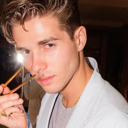 Ο Αχιλλέας Γλύξμπουργκ αποφοίτησε από το Πανεπιστήμιο της Νέας Υόρκης | Οι υπέροχες οικογενειακές φωτογραφίες και οι ευχές του πατέρα του, Παύλου