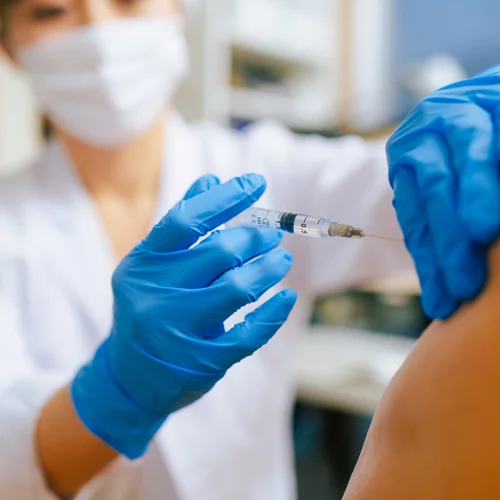 Κορονοϊός: Πιθανή τα επόμενα χρόνια μια ετήσια δόση εμβολίου