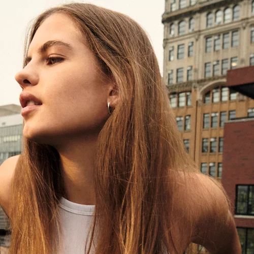 Αναβαθμισμένα street style looks με κομμάτια από την ανοιξιάτικη συλλογή DKNY