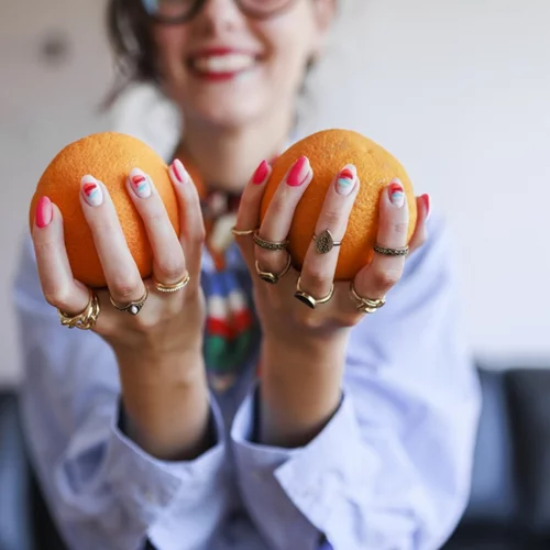 Oύλα που ματώνουν, νύχια που σπάνε, άτονα μαλλιά | Ποια βιταμίνη σου λείπει για κάθε σύμπτωμα
