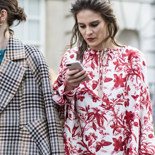 Μπήκε ο Οκτώβριος | Τα πιο κομψά outfits για γυναίκες άνω των 50