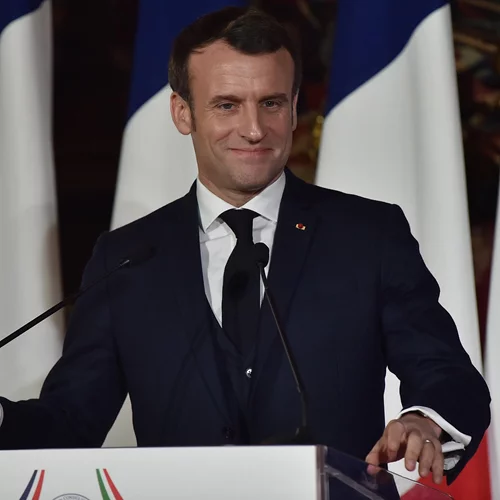 Ο Emmanuel Macron με φούτερ και τζιν στο Μέγαρο Ελιζέ, όπως δεν τον έχουμε ξαναδεί