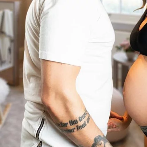 Γνωστός Έλληνας τραγουδιστής έγινε μπαμπάς για πρώτη φορά