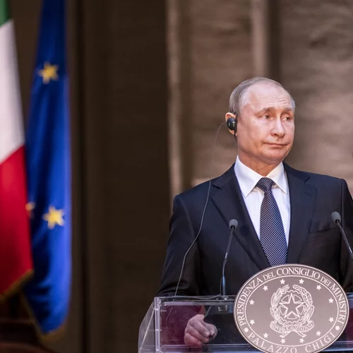 Με μπουφάν 13.000 ευρώ απευθύνθηκε στο πλήθος ο Πούτιν