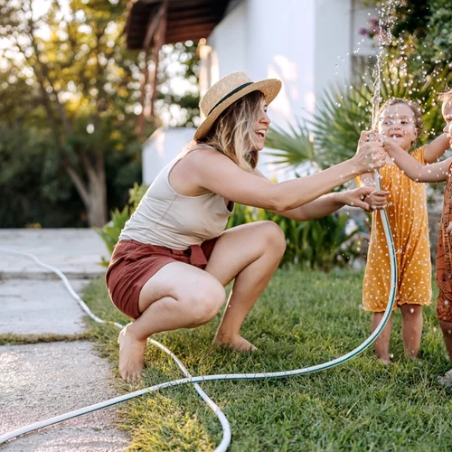 Οι συμβουλές παιδίατρου για τον καύσωνα | Προσοχή με την ακτινοβολία του ήλιου, επιδρά στον εγκέφαλο των παιδιών