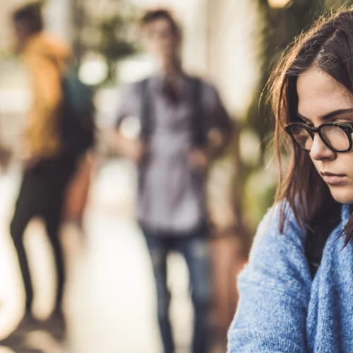 Σοκ με άγριο ξυλοδαρμό 15χρονου μαθητή έξω από σχολείο της Αθήνας - Συμμαθήτριά του τραβούσε βίντεο