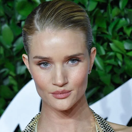 Η Rosie Huntington-Whiteley κυκλοφορεί την πρώτη της συλλογή παπουτσιών