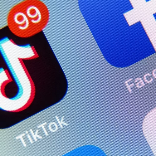 "Χριστίνα, με τσέχασες..." | Αυτός είναι ο άνθρωπος που κρύβεται πίσω από τα viral ηχητικά μηνύματα