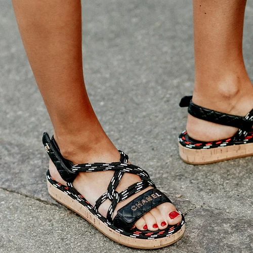 10 ζευγάρια σανδάλια και πέδιλα που μας φέρνουν ένα βήμα πιο κοντά στις καλοκαιρινές βόλτες