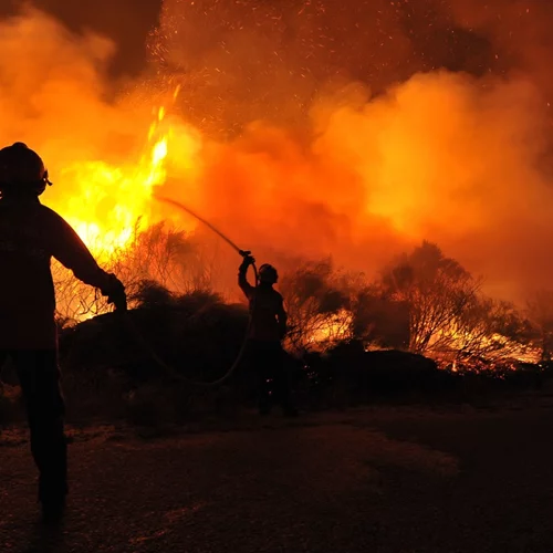 Ατελείωτη η μάχη με τη φωτιά σε Ρόδο και Κέρκυρα - Διάσπαρτες εστίες σε Κάρυστο και Δερβενάκι