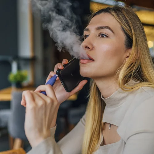 Τα ηλεκτρονικά τσιγάρα είναι εξίσου επικίνδυνα όσο τα παραδοσιακά τσιγάρα