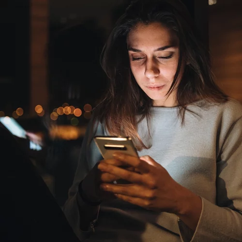 Ενδοοικογενειακή βία | Τρεις γυναίκες την ημέρα πατούν το κουμπί πανικού