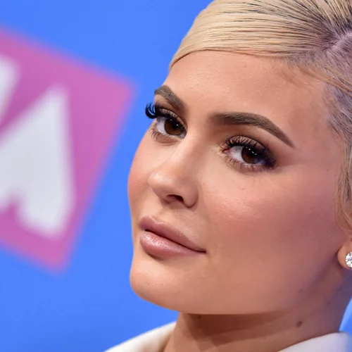 Η Kylie Jenner αγόρασε τα πιο ακριβά σανδάλια που έχουν γίνει ποτέ