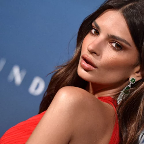 Η Emily Ratajkowski υιοθέτησε δύο από τις μεγαλύτερες τάσεις στα νύχια αυτήν την στιγμή