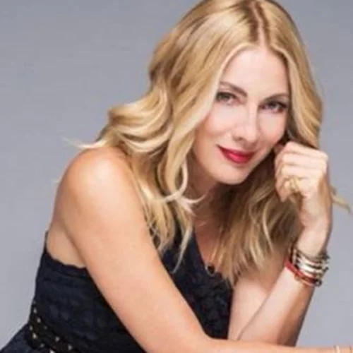 H Σμαράγδα Καρύδη μας ξεναγεί στην "έπαυλή" της