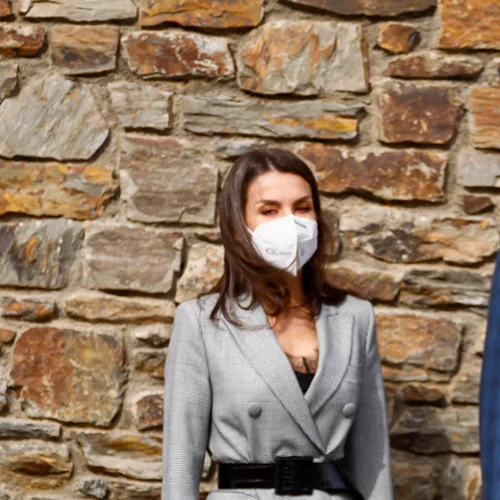 Βασίλισσα Letizia | Η κομψή της εμφάνιση με καρό σακάκι και μπαλαρίνες