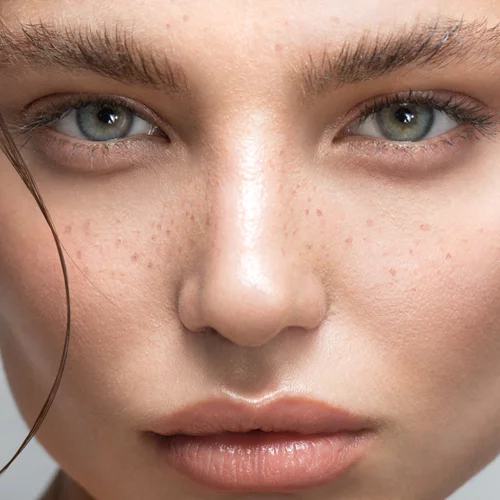 Πώς θα πετύχεις μόνη σου στο σπίτι το εφέ των laminated brows