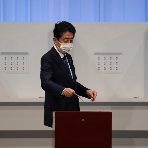 Σοκ | Πυροβόλησαν τον πρώην πρωθυπουργό της Ιαπωνίας, Shinzo Abe, στη διάρκεια ομιλίας του [βίντεο]