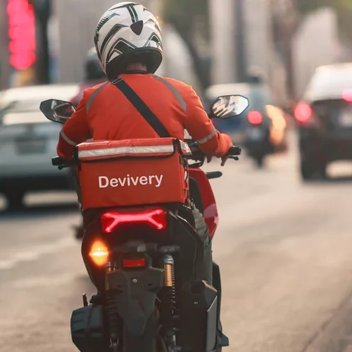 Οι ώρες που απαγορεύεται το delivery σήμερα λόγω καύσωνα - Πρόβλεψη για τηλεργασία