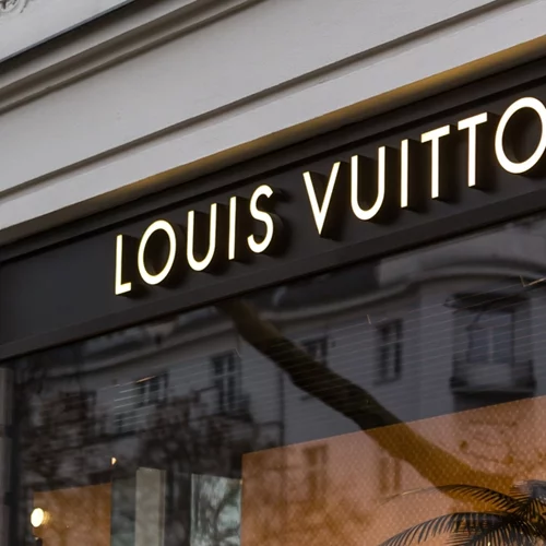 Οικολόγοι ακτιβιστές έριξαν μπογιά στο Ίδρυμα Louis Vuitton και στην πλατεία Βαντόμ