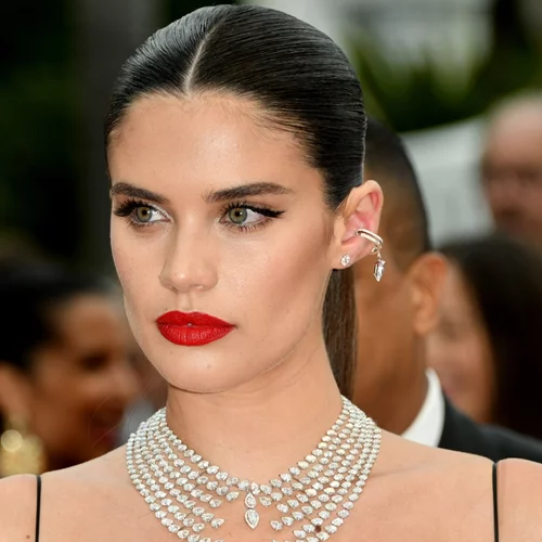 Αυτό είναι το universal κόκκινο χρώμα κραγιόν που ταιριάζει σε όλες ανεξαιρέτως τις γυναίκες, κάθε ηλικίας