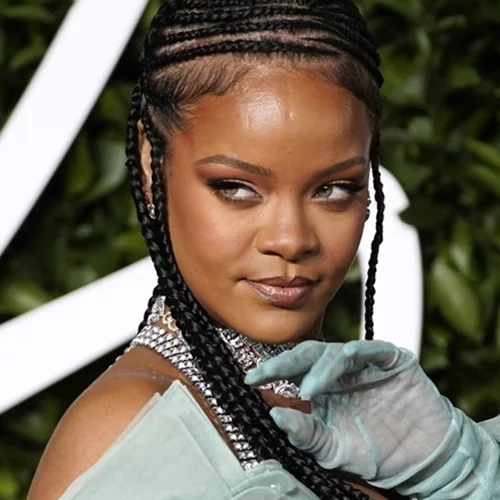 H Rihanna πρωταγωνιστεί ως "Στρουμφίτα" στην νέα ταινία της Paramount Pictures