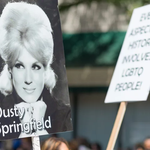 Ποια είναι η Dusty Springfield που τιμά σήμερα η Google;