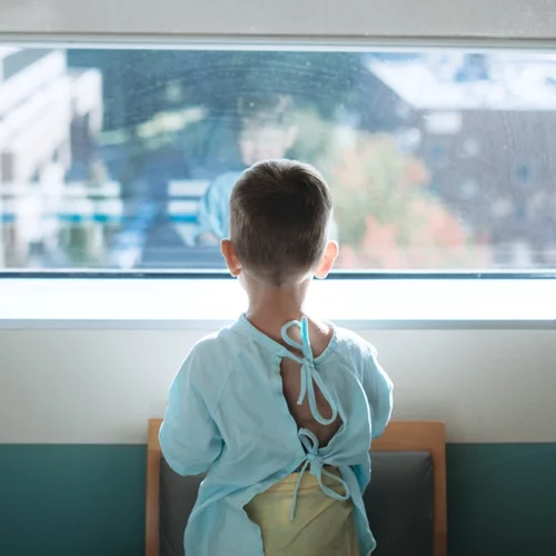 Κρήτη | Στο νοσοκομείο δύο παιδιά που κατάπιαν μπίλια και ξύλο από σουβλάκι