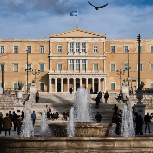 Ψηφίστηκε νομοσχέδιο που προβλέπει μέτρα ενίσχυσης του εισοδήματος και στήριξης της οικογένειας