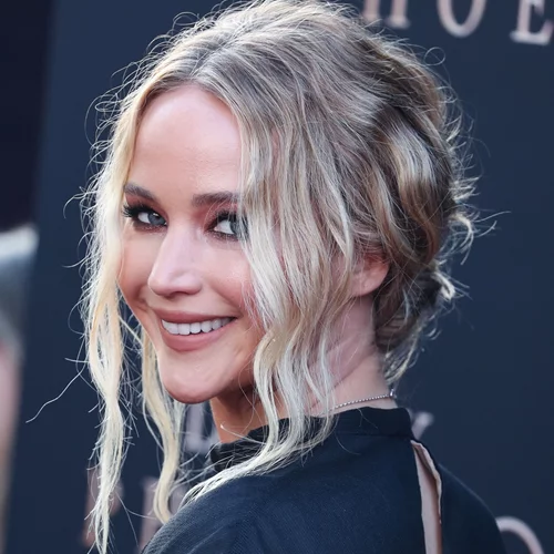 Jennifer Lawrence | Μετά τα ατυχήματα εμφανίζεται ακομπλεξάριστη στο κόκκινο χαλί με σαγιονάρες
