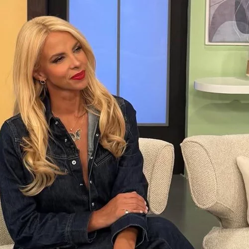 Η Τζένη Μελιτά με κόκκινη δερμάτινη φούστα | Το total look από ελληνικό brand