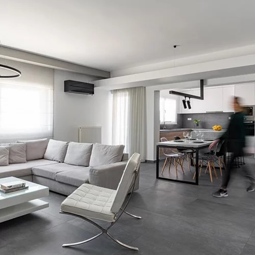 Διακόσμηση σε λευκό και γκρι: Ένα διαμέρισμα στο Νέο Ηράκλειο μας δίνει ιδέες για ενδιαφέρον minimal design