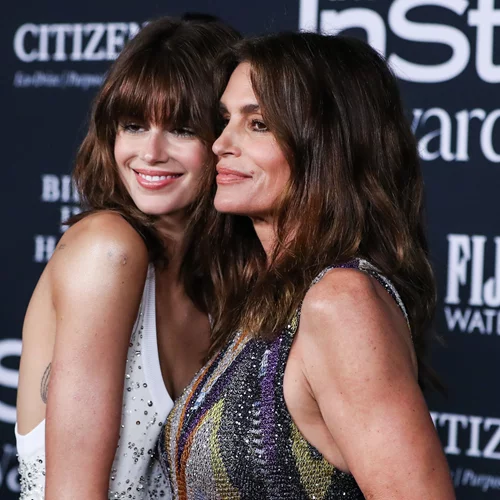 Beautiful mother-daughter duo | Οι Cindy Crawford και Kaia Gerber φόρεσαν το χρώμα κραγιόν που κολακεύει όλες τις μελαχρινές
