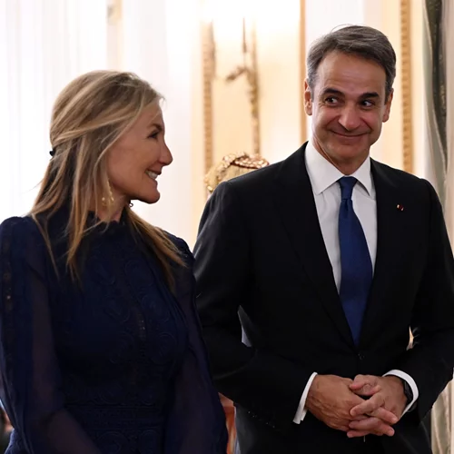 Η Δάφνη και ο Κωνσταντίνος Μητσοτάκης στο πλευρό του Κυριάκου Μητσοτάκη | Οι οικογενειακές φωτογραφίες από την ημέρα των εκλογών και η έντονη συγκίνηση