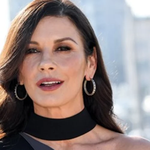 Αυτός είναι ο κούκλος γιος της Catherine Zeta-Jones | Δείτε τον να ποζάρει αγκαλιά με τη μαμά του στην αποφοίτησή του