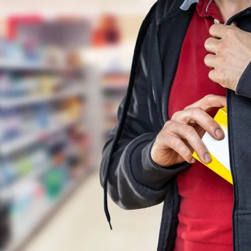 Χολαργός | 58χρονη ιδιοκτήτρια μίνι μάρκετ πάλεψε με ληστή και τον κυνήγησε - Βίντεο